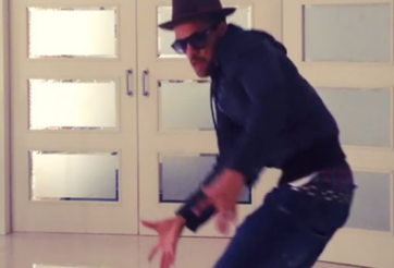 Video Dani Alves nhảy cực chất mừng Barca vào tứ kết Champions League